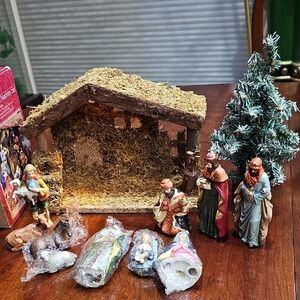 Nativity Scene Set with Stable and Figurines